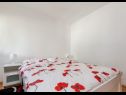 Appartements Jurica - 300 m from sea: A1 Lea(2+1), A2 Roko(2+1) Split - Riviera de Split  - Appartement - A2 Roko(2+1): chambre &agrave; coucher