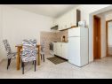 Appartements Jurica - 300 m from sea: A1 Lea(2+1), A2 Roko(2+1) Split - Riviera de Split  - Appartement - A2 Roko(2+1): cuisine salle à manger