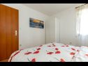 Appartements Jurica - 300 m from sea: A1 Lea(2+1), A2 Roko(2+1) Split - Riviera de Split  - Appartement - A2 Roko(2+1): chambre &agrave; coucher