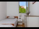 Appartements Jurica - 300 m from sea: A1 Lea(2+1), A2 Roko(2+1) Split - Riviera de Split  - chambre &agrave; coucher