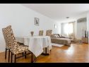Appartements Jurica - 300 m from sea: A1 Lea(2+1), A2 Roko(2+1) Split - Riviera de Split  - salle &agrave; manger
