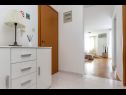 Appartements Jurica - 300 m from sea: A1 Lea(2+1), A2 Roko(2+1) Split - Riviera de Split  - couloir
