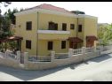 Appartements Mana - 250 m from sea: A1(6+2) Split - Riviera de Split  - maison
