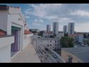 Appartements Miro - modern: A1-prizemlje (4+2), A2 desni(3+2), A3 lijevi(3+2) Split - Riviera de Split  - Appartement - A2 desni(3+2): vue du balcon (maison et environs)