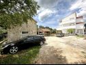 Appartements Mia - with pool: A1(4) Marina - Riviera de Trogir  - stationnement