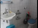 Appartements Milka - 100m from the sea A1(4), A2(2+1) Seget Donji - Riviera de Trogir  - Appartement - A2(2+1): salle de bain W-C