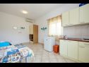 Appartements Mare - 30 m from pebble beach: SA1(2), SA2(2), A3(4), A4(4), A5(8) Seget Vranjica - Riviera de Trogir  - Studio appartement - SA2(2): cuisine salle à manger