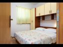 Appartements Mare - 30 m from pebble beach: SA1(2), SA2(2), A3(4), A4(4), A5(8) Seget Vranjica - Riviera de Trogir  - Appartement - A3(4): chambre &agrave; coucher
