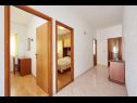 Appartements Mare - 30 m from pebble beach: SA1(2), SA2(2), A3(4), A4(4), A5(8) Seget Vranjica - Riviera de Trogir  - Appartement - A3(4): couloir