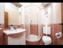 Appartements Mare - 30 m from pebble beach: SA1(2), SA2(2), A3(4), A4(4), A5(8) Seget Vranjica - Riviera de Trogir  - Appartement - A3(4): salle de bain W-C