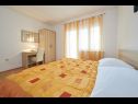 Appartements Mare - 30 m from pebble beach: SA1(2), SA2(2), A3(4), A4(4), A5(8) Seget Vranjica - Riviera de Trogir  - Appartement - A5(8): chambre &agrave; coucher
