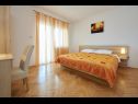 Appartements Mare - 30 m from pebble beach: SA1(2), SA2(2), A3(4), A4(4), A5(8) Seget Vranjica - Riviera de Trogir  - Appartement - A5(8): chambre &agrave; coucher