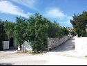 Maisons de vacances Ivica - charming house next to the sea H(2+2) Sevid - Riviera de Trogir  - Croatie  - cour (maison et environs)