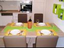 Appartements Tih - 20 m from sea: A1 Ruzmarin(2+2), A2 Maslina(2+2) Sevid - Riviera de Trogir  - Appartement - A1 Ruzmarin(2+2): cuisine salle à manger