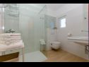 Appartements Bosiljka - by the sea: A1(5), A2(5), SA3(2) Sevid - Riviera de Trogir  - Appartement - A1(5): salle de bain W-C