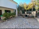 Maisons de vacances Ivica1- great location next to the sea H(4+1) Sevid - Riviera de Trogir  - Croatie  - terrasse commune