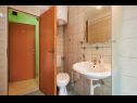 Appartements et chambres Jare - in old town R1 zelena(2), A2 gornji (2+2) Trogir - Riviera de Trogir  - Chambre - R1 zelena(2): salle de bain W-C