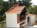Appartements Mara - barbecue: A1(4+1), SA3(2), SA4(2+1) Trogir - Riviera de Trogir  - barbecue (maison et environs)