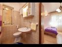 Appartements et chambres Ivo - with garden: A1(2+2), R1(2+1), R2(2) Trogir - Riviera de Trogir  - Appartement - A1(2+2): salle de bain W-C