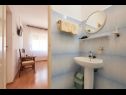 Appartements et chambres Ivo - with garden: A1(2+2), R1(2+1), R2(2) Trogir - Riviera de Trogir  - Chambre - R2(2): salle de bain W-C