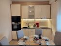 Appartements Slaven - 50 m from beach: A1(4+2), A2(2+1), A3(4+1) Vinisce - Riviera de Trogir  - Appartement - A1(4+2): cuisine salle à manger