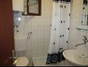 Appartements Deni - 30 m from sea: A2(4+1), A3(4+2) Vinisce - Riviera de Trogir  - Appartement - A3(4+2): salle de bain W-C