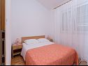 Appartements Miranda - quiet & next to the sea: A1(2+2), A2(2+2), A3(2+1), A4(2+1) Vinisce - Riviera de Trogir  - Appartement - A3(2+1): chambre &agrave; coucher