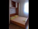 Appartements Slaven - 50 m from beach: A1(4+2), A2(2+1), A3(4+1) Vinisce - Riviera de Trogir  - Appartement - A1(4+2): chambre &agrave; coucher