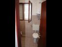 Appartements Deni - 30 m from sea: A2(4+1), A3(4+2) Vinisce - Riviera de Trogir  - Appartement - A2(4+1): salle de bain W-C