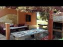 Maisons de vacances Josko - with kids playground: H(8) Vinisce - Riviera de Trogir  - Croatie  - H(8): terrasse couverte