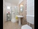 Appartements Ivo - beach nearby: A1(2+3), A2(2+2), A3(4+1) Vinisce - Riviera de Trogir  - Appartement - A2(2+2): salle de bain W-C