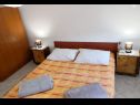 Appartements Ivan  - 15 m from beach: A1(7), SA2(2), A3(2+1) Vinisce - Riviera de Trogir  - Appartement - A1(7): chambre &agrave; coucher