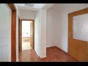 Appartements et chambres Aleksandra - 10 m from sea: A1 lijevi(2+2), A2 desni(2+2), A3(4+1), A4(2+2), R7(2), A5(4), A6(4+1) Bibinje - Riviera de Zadar  - Appartement - A3(4+1): couloir