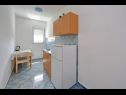 Appartements et chambres Aleksandra - 10 m from sea: A1 lijevi(2+2), A2 desni(2+2), A3(4+1), A4(2+2), R7(2), A5(4), A6(4+1) Bibinje - Riviera de Zadar  - Chambre - R7(2): cuisine