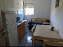 Appartements et chambres Aleksandra - 10 m from sea: A1 lijevi(2+2), A2 desni(2+2), A3(4+1), A4(2+2), R7(2), A5(4), A6(4+1) Bibinje - Riviera de Zadar  - Appartement - A5(4): cuisine salle à manger