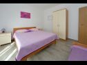 Appartements et chambres Aleksandra - 10 m from sea: A1 lijevi(2+2), A2 desni(2+2), A3(4+1), A4(2+2), R7(2), A5(4), A6(4+1) Bibinje - Riviera de Zadar  - Appartement - A6(4+1): chambre &agrave; coucher