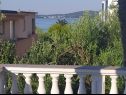 Appartements et chambres Aleksandra - 10 m from sea: A1 lijevi(2+2), A2 desni(2+2), A3(4+1), A4(2+2), R7(2), A5(4), A6(4+1) Bibinje - Riviera de Zadar  - Appartement - A5(4): vue de la terrasse