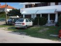 Appartements Ana- next to the sea A1(2+2), A2(2+3), A3(2+2), A4(2+3) Bibinje - Riviera de Zadar  - stationnement