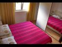 Appartements Dita - 400 m from sandy beach: A1(4), A2(4) Nin - Riviera de Zadar  - Appartement - A1(4): chambre &agrave; coucher