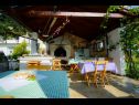 Appartements Secret Garden A2(2+2), A4(2+2) Razanac - Riviera de Zadar  - cuisine d'été