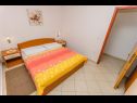 Appartements Adriatic - with beautiful garden: A1(2), A2(2), A3(2+2) Rtina - Riviera de Zadar  - Appartement - A3(2+2): chambre &agrave; coucher