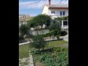 Appartements JoPek - sea view; SA1(2+1) Rtina - Riviera de Zadar  - jardin