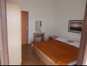 Appartements Sunny  - sea side terrace & parking: A1(4+1), A2(6+1) Starigrad-Paklenica - Riviera de Zadar  - Appartement - A1(4+1): chambre &agrave; coucher