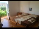 Appartements Sunny  - sea side terrace & parking: A1(4+1), A2(6+1) Starigrad-Paklenica - Riviera de Zadar  - Appartement - A2(6+1): chambre &agrave; coucher