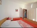 Appartements Velebit - 130m to the beach: A1(5+1), A2(7) Starigrad-Paklenica - Riviera de Zadar  - Appartement - A1(5+1): chambre &agrave; coucher