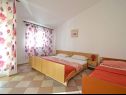 Appartements Velebit - 130m to the beach: A1(5+1), A2(7) Starigrad-Paklenica - Riviera de Zadar  - Appartement - A1(5+1): chambre &agrave; coucher