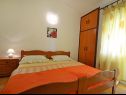 Appartements Velebit - 130m to the beach: A1(5+1), A2(7) Starigrad-Paklenica - Riviera de Zadar  - Appartement - A2(7): chambre &agrave; coucher