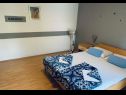 Appartements et chambres Voyasi - 60 m from sea: A1(2), A2(2), A4(2), A6(2), A7(4), R5(2) Starigrad-Paklenica - Riviera de Zadar  - Appartement - A2(2): chambre &agrave; coucher