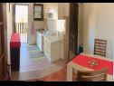 Appartements et chambres Voyasi - 60 m from sea: A1(2), A2(2), A4(2), A6(2), A7(4), R5(2) Starigrad-Paklenica - Riviera de Zadar  - Appartement - A6(2): cuisine salle à manger
