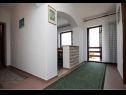 Appartements et chambres Voyasi - 60 m from sea: A1(2), A2(2), A4(2), A6(2), A7(4), R5(2) Starigrad-Paklenica - Riviera de Zadar  - Appartement - A7(4): couloir